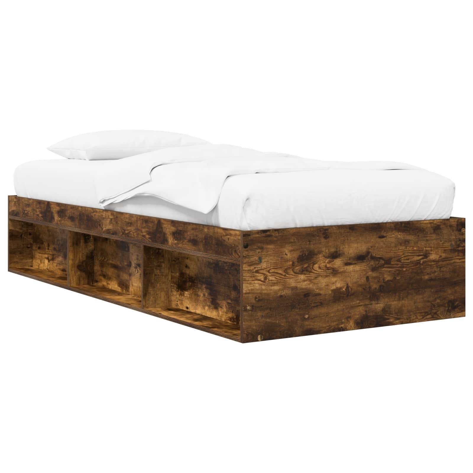 Weiches Bett mit zerwühlten Laken auf einer rustikalen Holzplattform-Basis, auf neutralem Hintergrund dargestellt.