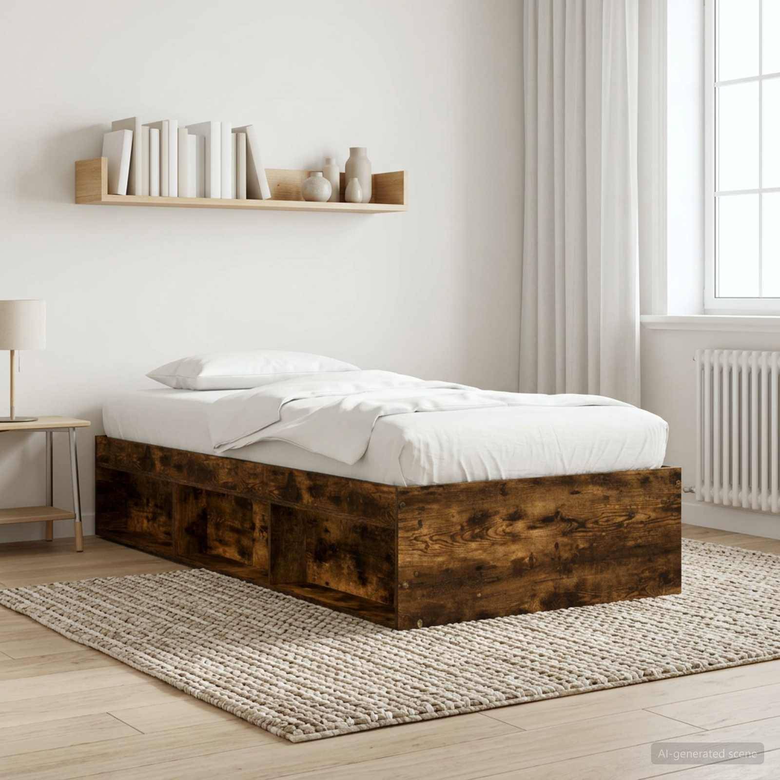 Minimalistisches Schlafzimmer mit einem Einzelbett in rustikalem Holzrahmen, weißer Bettwäsche, Wandregaldekor, Fenster und Heizkörper.