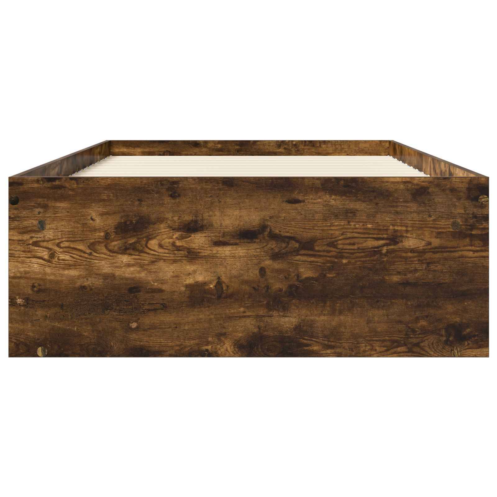 Holzbox oder Kiste mit offener Oberseite und verwitterter brauner Außenseite aus Brettern sowie hellem Innenbereich, dargestellt vor weißem Hintergrund.