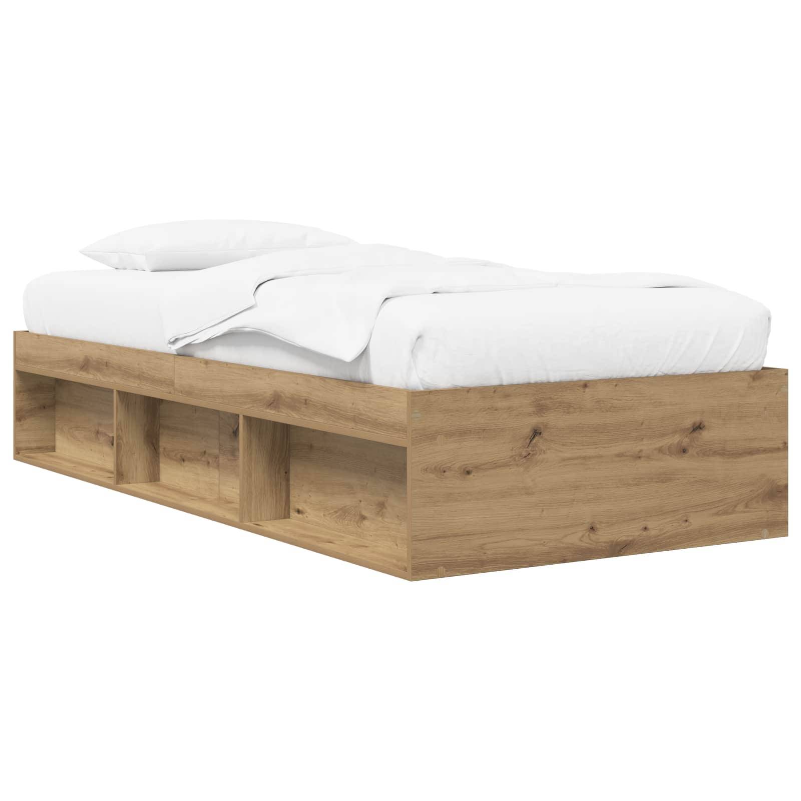 Holzbettgestell mit integrierten offenen Aufbewahrungsfächern, abgebildet mit Matratze und weißer Bettwäsche auf weißem Hintergrund.