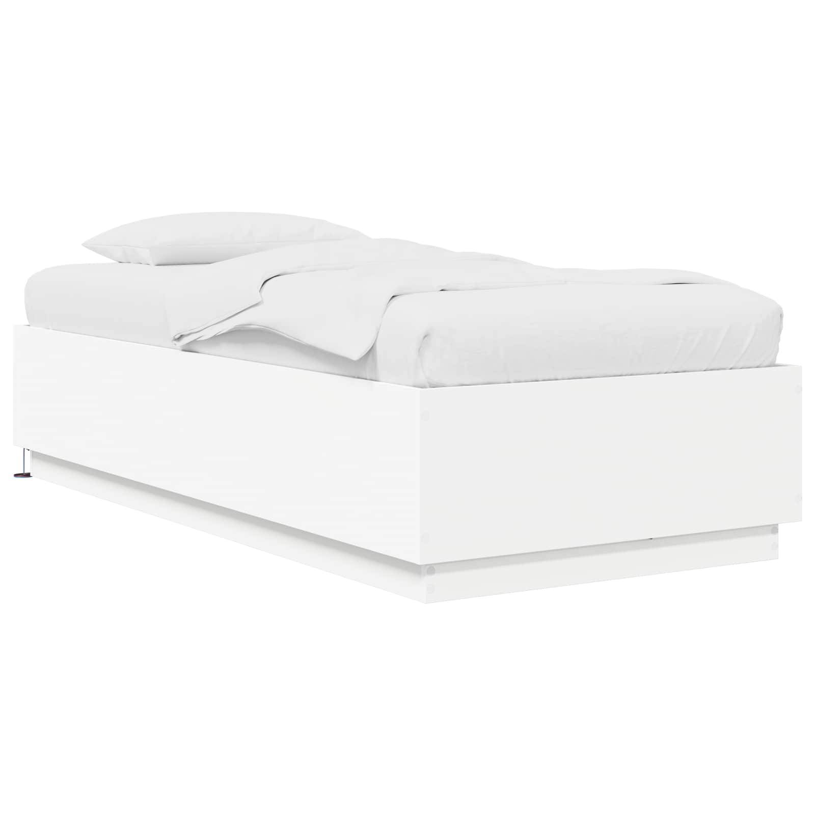 Weiches, weiß gepolstertes Bett mit Matratze, Bettdecke und Kissen auf weißem Hintergrund.