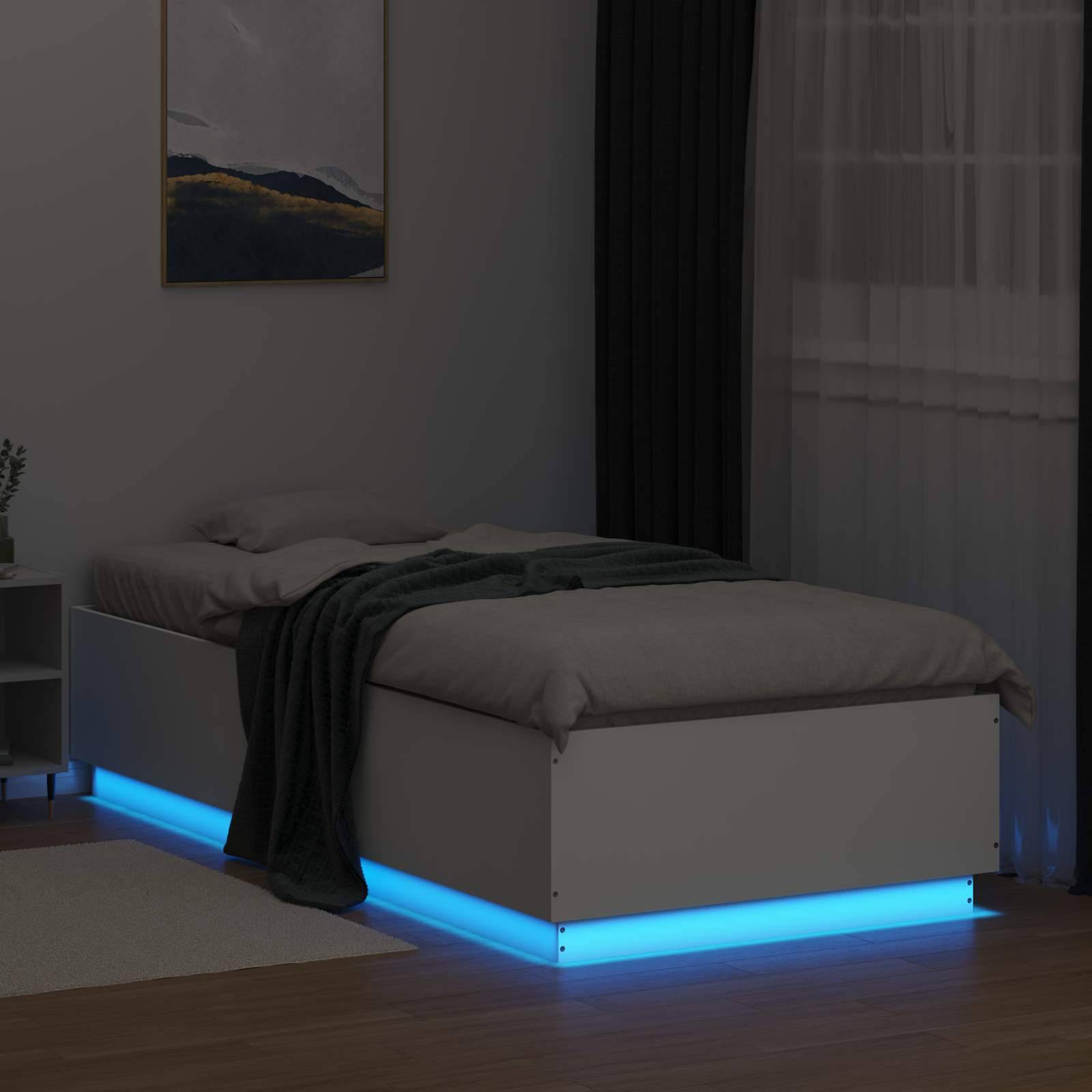 Minimalistisches Schlafzimmer mit einem Bett, das von blauer LED-Beleuchtung unter dem Rahmen beleuchtet wird, neben einem Fenster und Wandkunst.