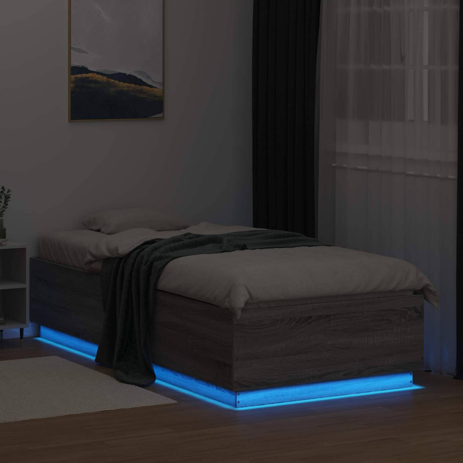 Modernes Schlafzimmer mit einem Einzelbett, das von blauem LED-Unterlicht beleuchtet wird, neben einem Fenster mit Vorhängen und einem gerahmten Wandbild.