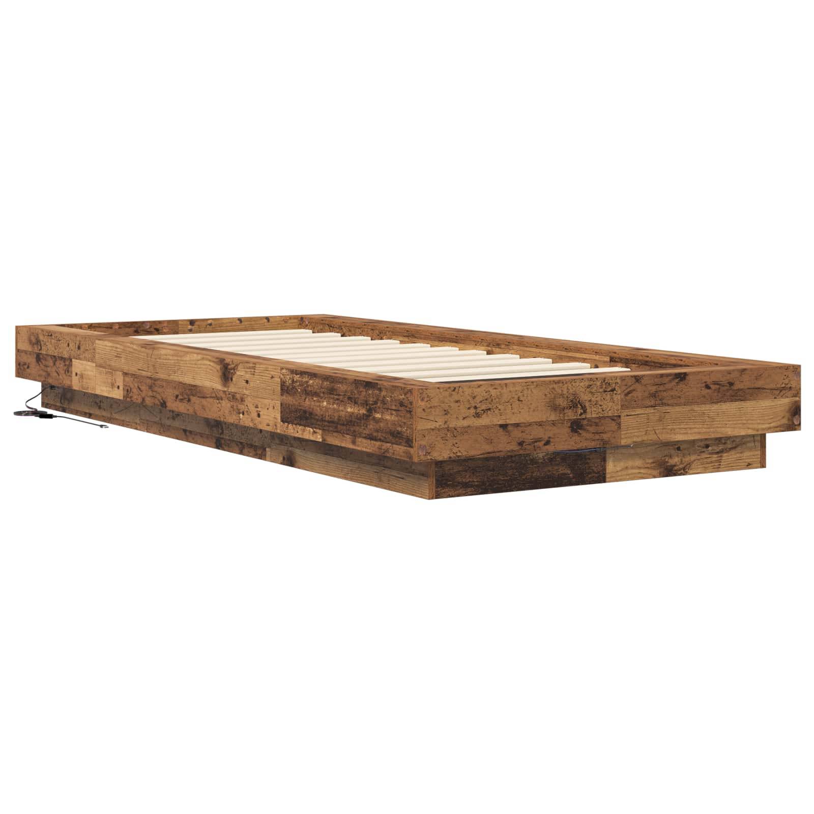 Rustikales Holzbettgestell mit Lamellenboden, in Seitenansicht auf weißem Hintergrund dargestellt.