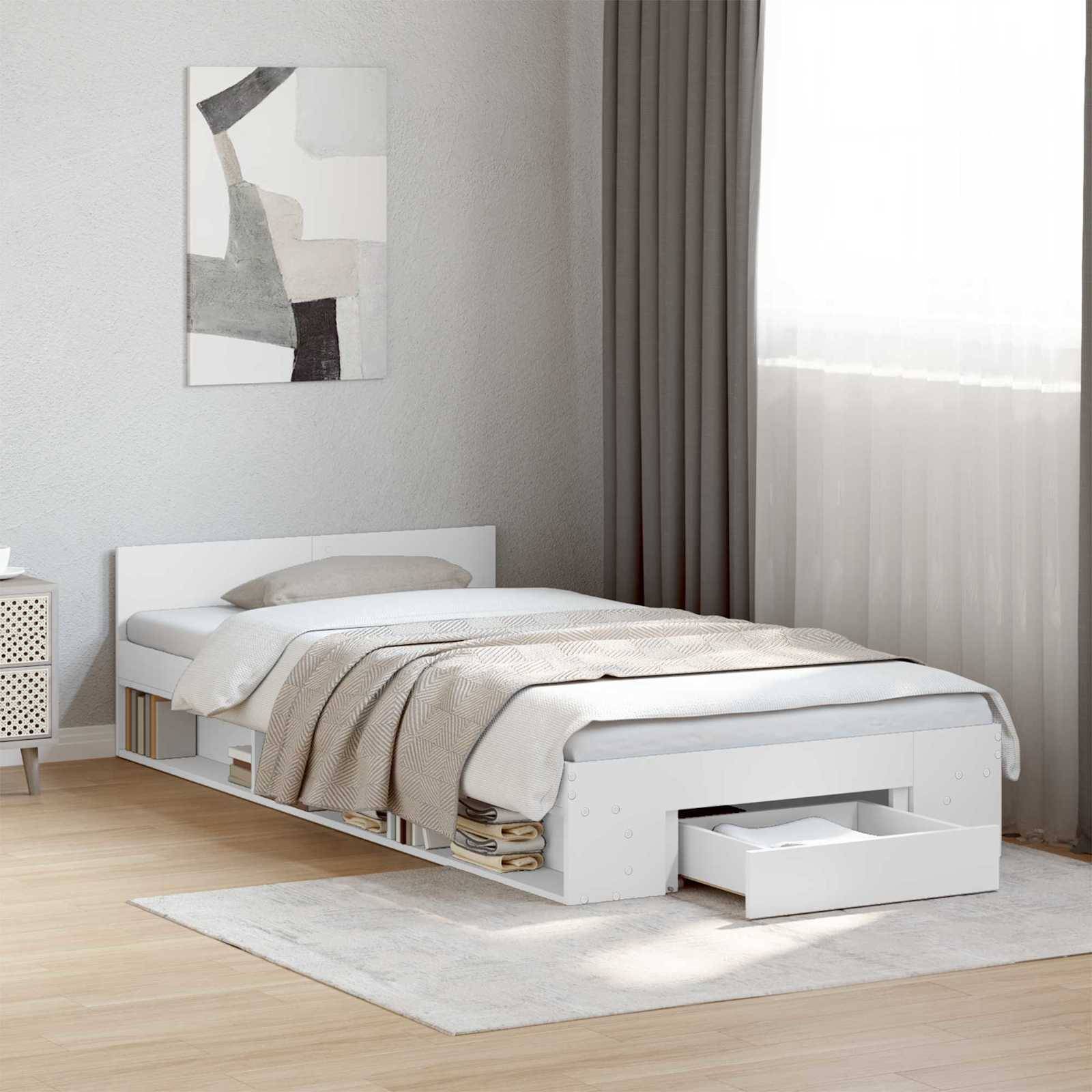 Modernes weißes Einzelbett mit integrierten Schubladen zur Aufbewahrung in einem hellen, minimalistischen Schlafzimmer, gezeigt neben einem Fenster mit Vorhängen und Wandkunst.