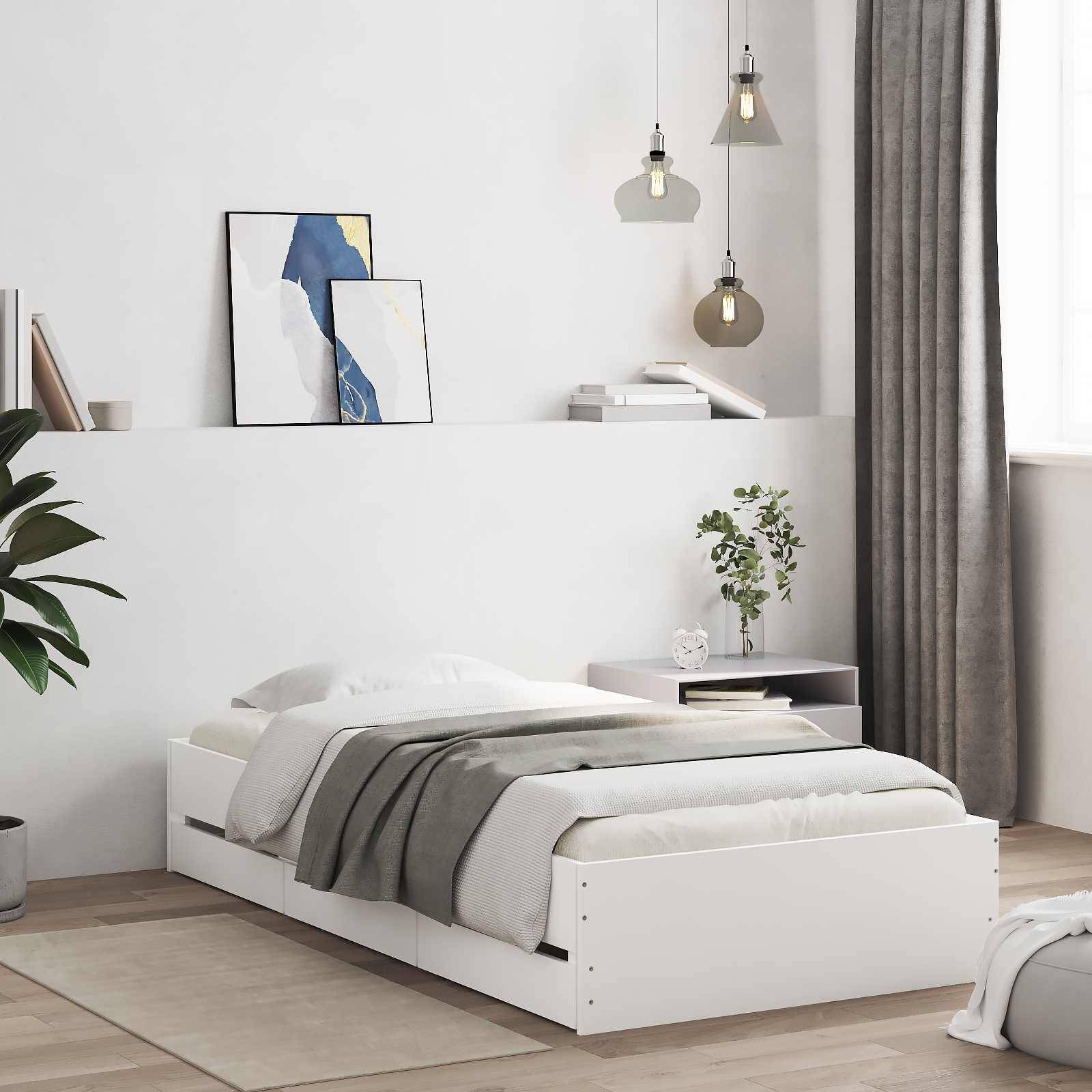 Minimales modernes Schlafzimmer mit einem weißen Bett, grauer Bettwäsche, Pendelleuchten, Wandkunst, Regalen, Pflanzen und bodenlangen Vorhängen.