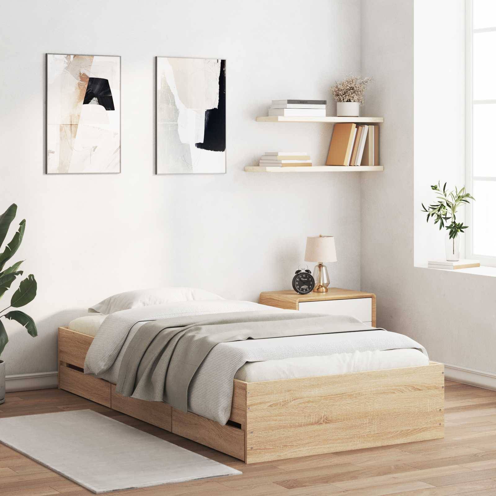 Minimales Schlafzimmer mit einem Holzbett, grauer Bettwäsche, Wandkunst, schwebenden Regalen, Nachttisch, Pflanze und hellem Fensterlicht.