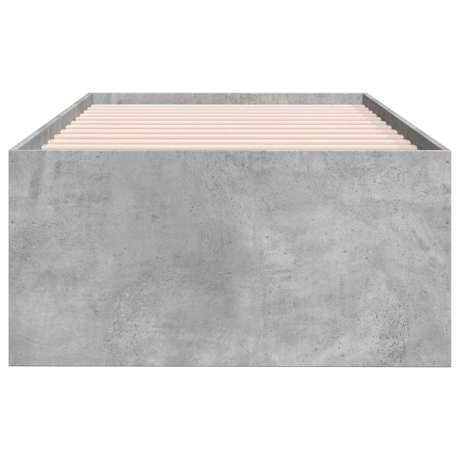 Grauer Betonlagerkasten mit einer Reihe heller Holzdübel oder Stäbe oben drauf, vor einem weißen Hintergrund gezeigt.