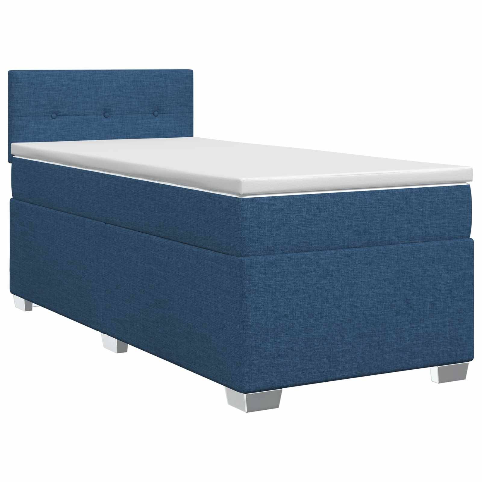 Blaues gepolstertes Einzelbett mit geknöpftem Kopfteil und weißer Matratze auf silbernen Beinen, dargestellt vor einem einfachen weißen Hintergrund.