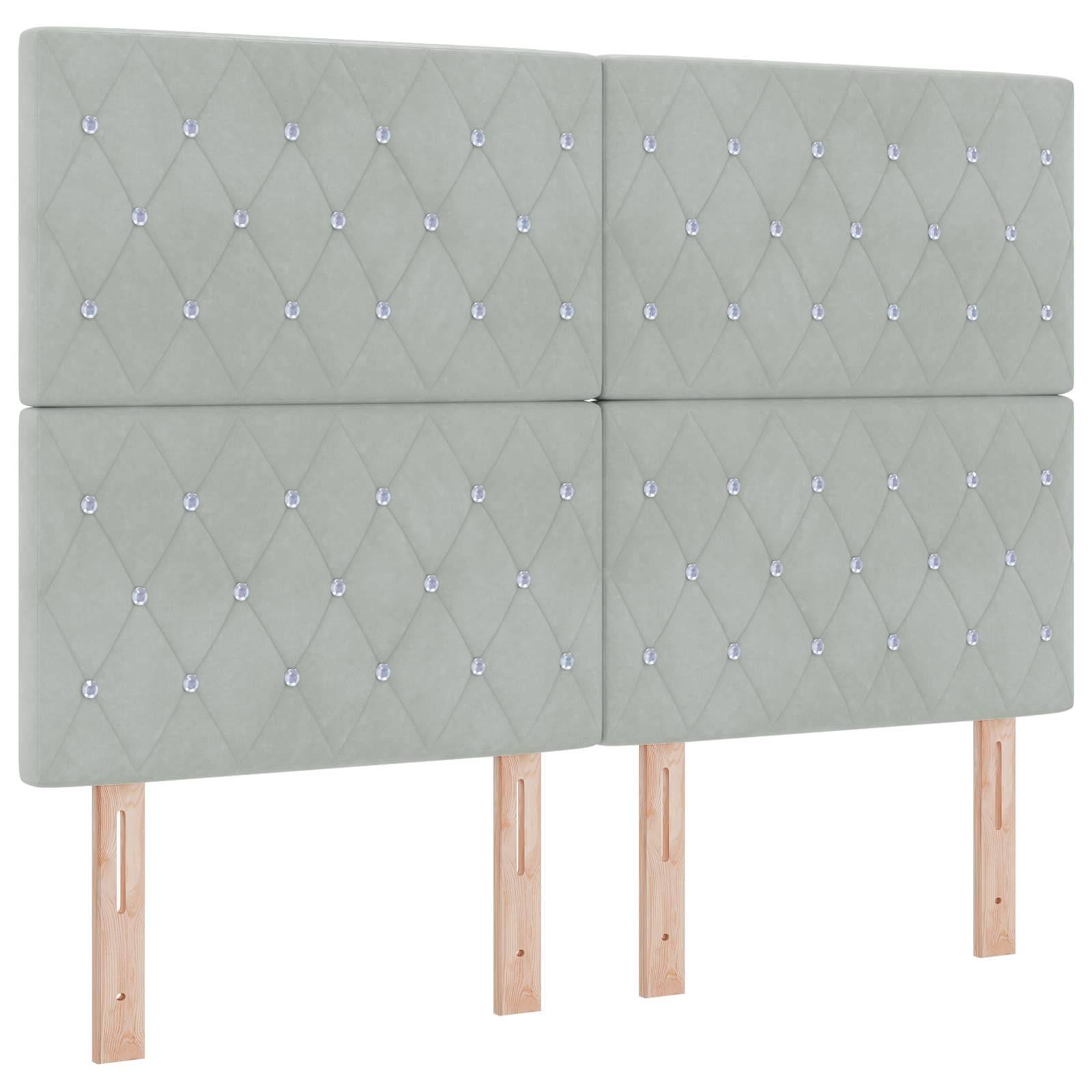 Vier gepolsterte hellgrüne Kopfteile mit Knopfsteppung auf Holzbeinen montiert, die ein großes modulares Bett-Kopfteil bilden.
