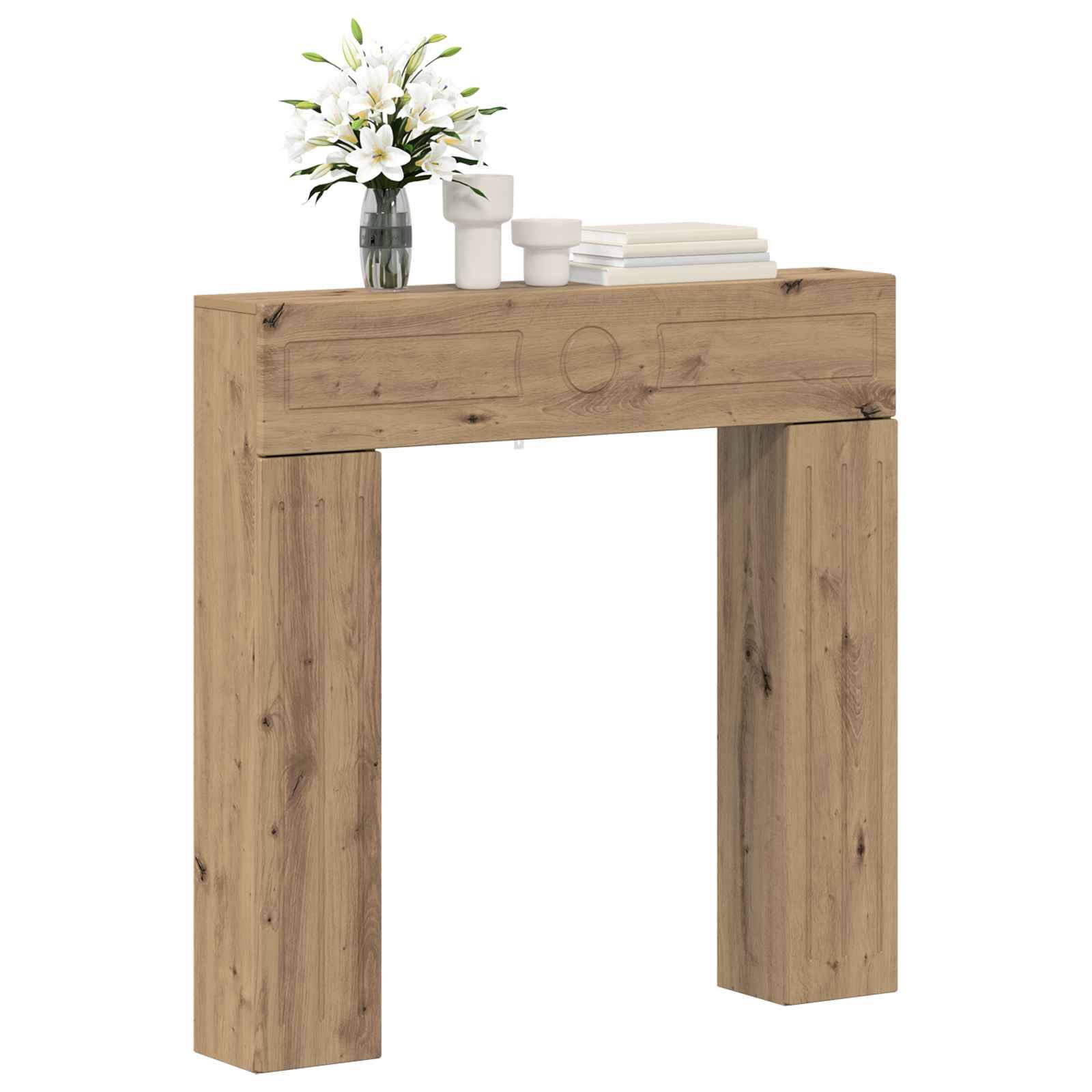 Holzkonsole mit dicken Blockbeinen, oben mit einer Vase mit weißen Blumen, Kerzen und gestapelten Büchern auf weißem Hintergrund.