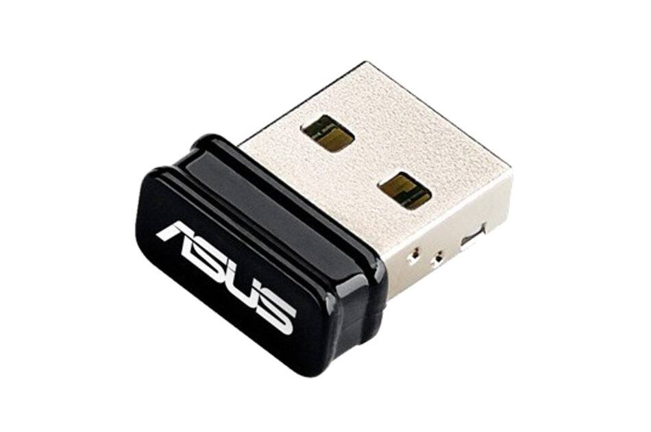 Nahaufnahme eines kleinen ASUS USB-Wireless-Adapter-Dongles mit schwarzer Kappe und silbernem USB-Stecker auf weißem Hintergrund.