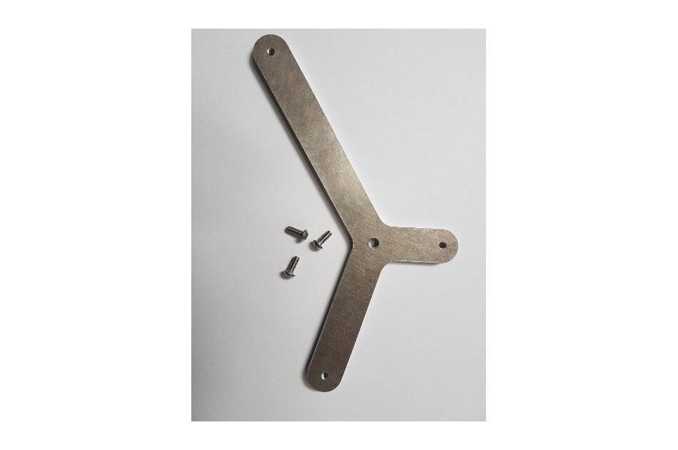 Metallhalterung mit mehreren Schraubenlöchern und drei kleinen Schrauben auf einfachem weißem Hintergrund.