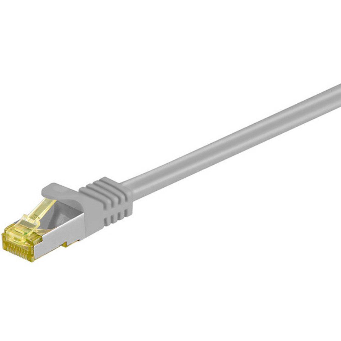 Graues Ethernet-Kabel mit transparentem RJ45-Stecker auf weißem Hintergrund.