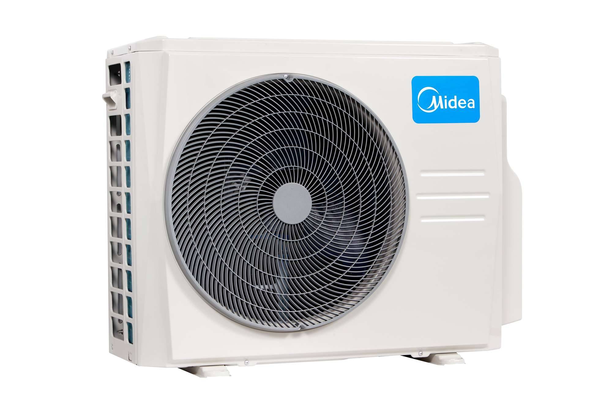 Weiße Außenluft-Kondensatoreinheit der Klimaanlage von Midea mit großem kreisförmigem Ventilator, dargestellt vor einem schlichten weißen Hintergrund.