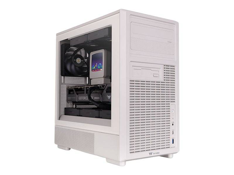 Weißes Desktop-Tower-PC-Gehäuse mit Seitenfenster, das interne Komponenten zeigt, einschließlich einer Grafikkarte, einem Lüfter und einer kleinen Anzeige, auf einem einfachen Hintergrund