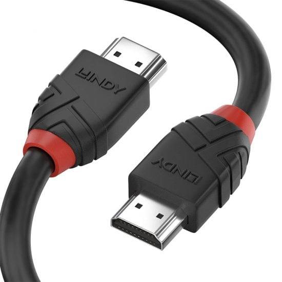 Nahaufnahme eines schwarzen Lindy HDMI-Kabels mit zwei männlichen Anschlüssen und roten Akzenten auf weißem Hintergrund.