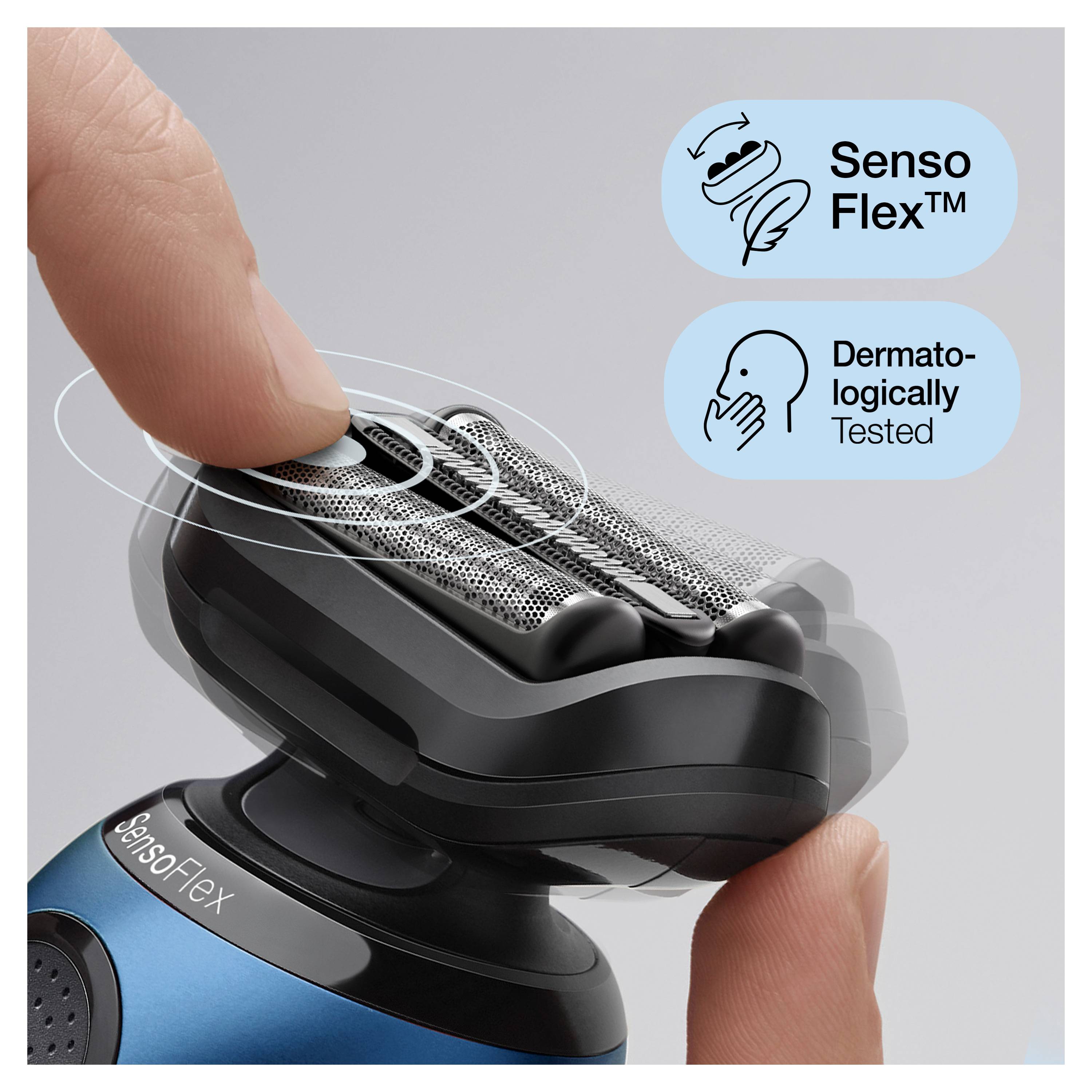 Hand drückt einen flexiblen Elektrorasierer-Kopf, wobei die Features „Senso Flex