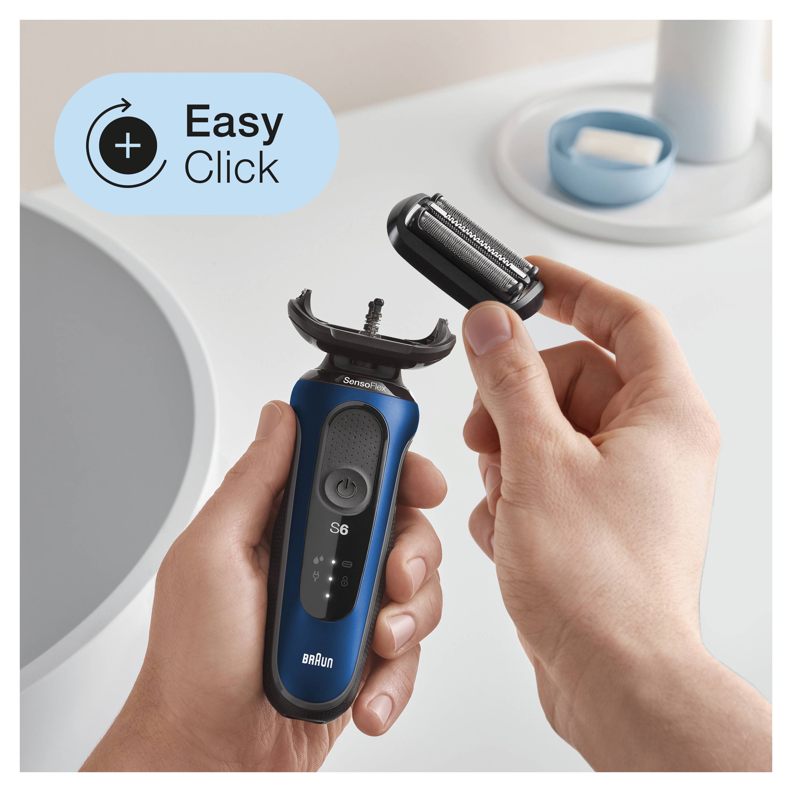 Hände halten einen Braun-Elektrorasierer und einen Ersatz-Folienkopf und zeigen die einfache Klickmontage; Das Symbol „Easy Click