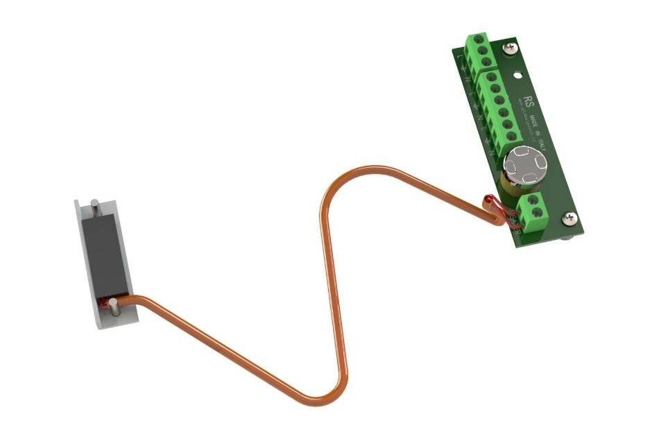 Kupferrohr, das einen wandmontierten Sensor auf der linken Seite mit einem grünen Steuermodul auf der rechten Seite verbindet, dargestellt als einfaches Schaltdiagramm für verbundene Geräte.