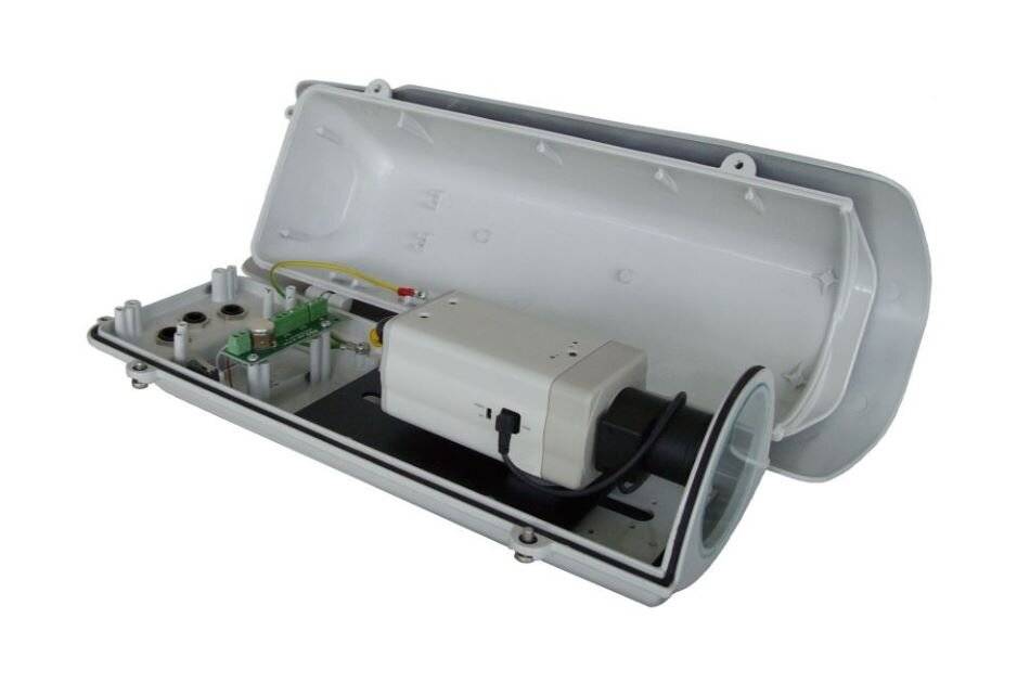 Offenes weißes Kunststoffgehäuse für Ausrüstung mit sichtbaren internen Komponenten, einschließlich Verkabelung, Leiterplatte und montiertem Gerät auf einer Metallbasis.