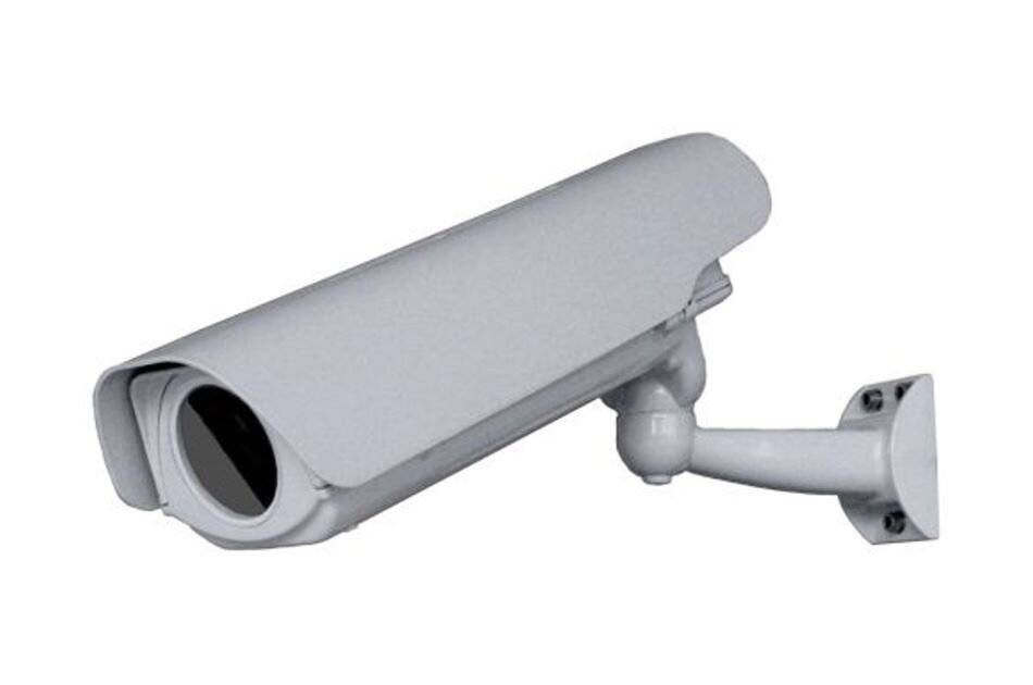 Weiße CCTV-Sicherheitskamera auf einer Wandhalterung montiert, angewinkelt für Außenüberwachung.