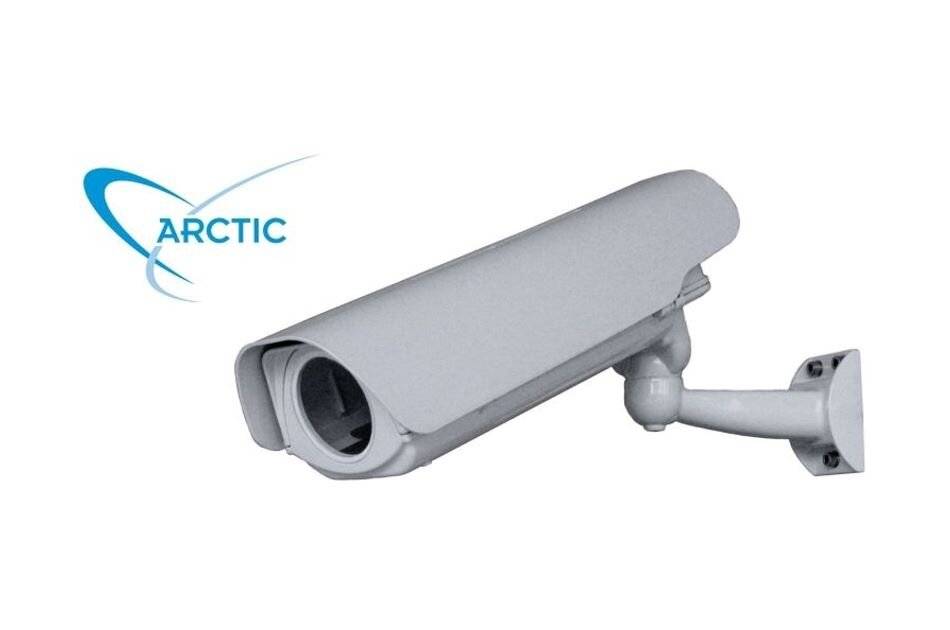 Arctic-markierte graue Außensicherheitskamera auf einer Wandhalterung, in Seitenansicht auf weißem Hintergrund.