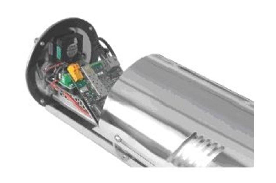 Schnittansicht eines metallischen zylindrischen Geräts mit sichtbarer interner Elektronik und Verdrahtung im Gehäuse.