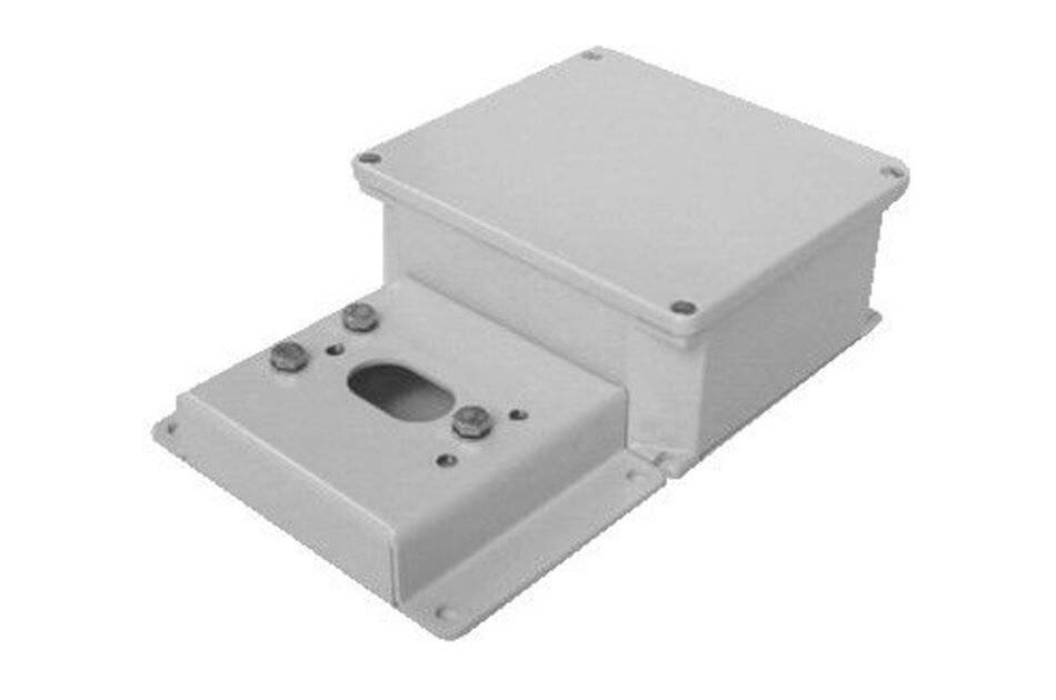 Grauer Metall-Elektro-Verteilkasten mit abnehmbarem Deckel und Montageflansch, dargestellt auf weißem Hintergrund.