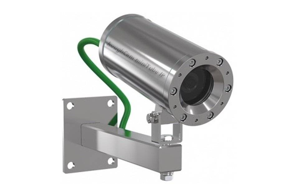 Edelstahl-Industriekamera auf einer Metallhalterung montiert mit einem grünen Kabel, dargestellt vor weißem Hintergrund.