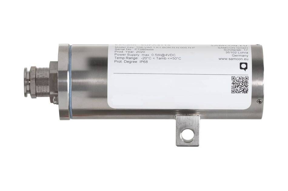 Edelstahl-Industriesensor oder -transmitter mit Gewindeverbinder, Montagelaschen und Produktetikett mit QR-Code auf weißem Hintergrund.