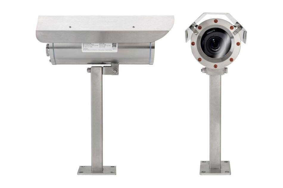 Zwei Ansichten einer Edelstahl-Industrie-Kamera oder eines Sensors, die auf einem Ständer montiert sind, von der Seite und von vorne auf weißem Hintergrund dargestellt.