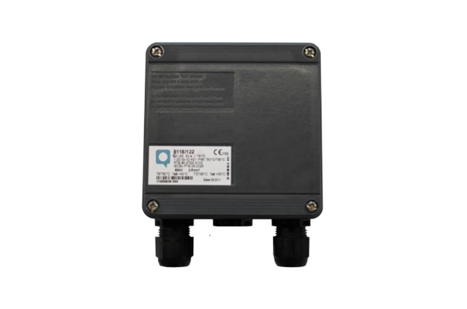 Schwarze rechteckige elektrische Steuerkiste mit vier Eckschrauben, einem Etikett auf der Vorderseite und zwei Kabelanschlüssen an der Unterseite.