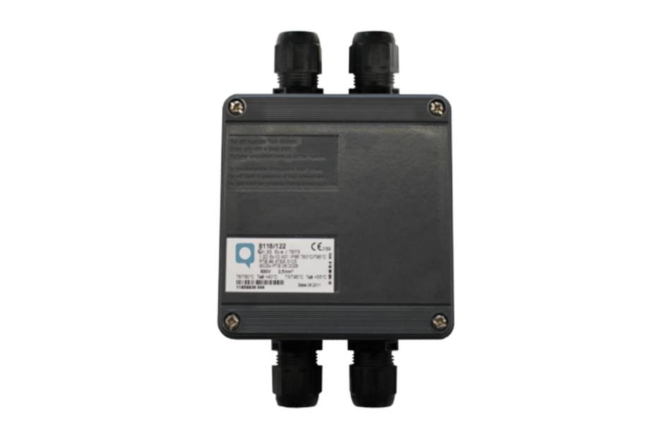 Schwarze elektrische Verteilerdose mit vier Kabelverschraubungen, Vorderansicht auf weißem Hintergrund.