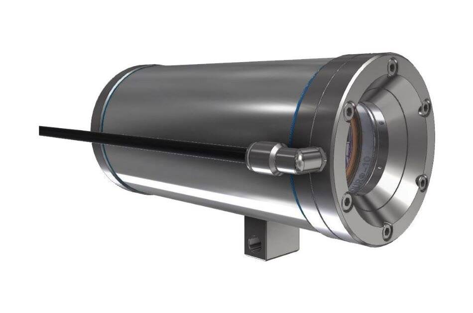 3D-Rendering eines zylindrischen Edelstahl-Industrie-Sensors oder einer Sonde mit seitlich angebrachtem Kabel und verschraubtem Frontalflansch auf weißem Hintergrund