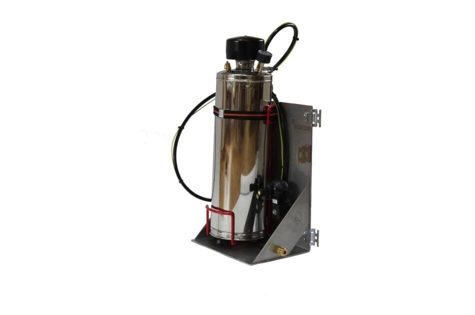 Edelstahlzylinderbehälter oder Pumpeneinheit auf einer Metallhalterung montiert, mit angebrachten Schläuchen und Leitungen, freigestellt auf weißem Hintergrund.