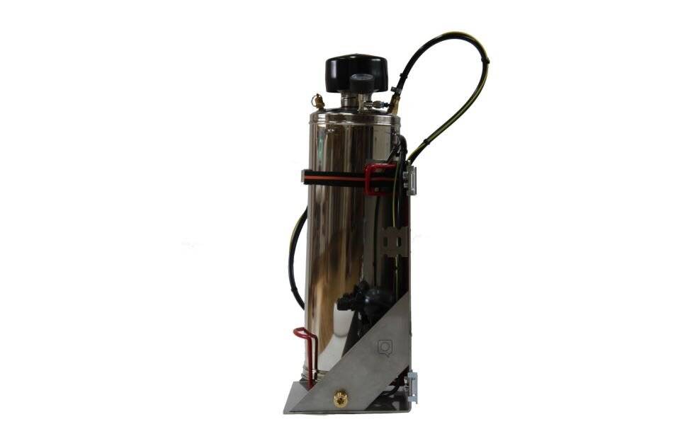 Edelstahlzylindrische Maschine oder Pumpe mit schwarzem Motor oben, angebrachten Schläuchen und dreieckiger Basis, isoliert auf weißem Hintergrund dargestellt.