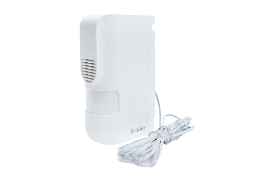 Weißes Stecker-Elektronikgerät mit angeschlossenem Stromkabel auf einfachem Hintergrund.