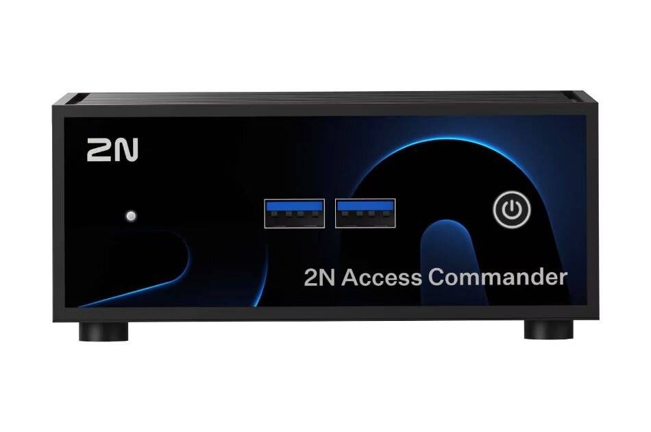 Vorderansicht eines 2N Access Commander-Geräts mit zwei USB-Anschlüssen und einer Stromtaste auf einer schwarzen Einheit.
