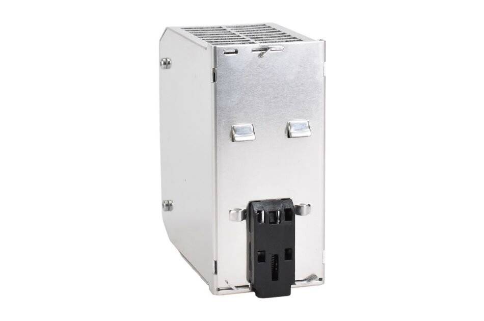Silbermetall-Elektromodul mit belüftetem Oberteil und schwarzem Anschluss an der Vorderseite, isoliert auf weißem Hintergrund dargestellt.