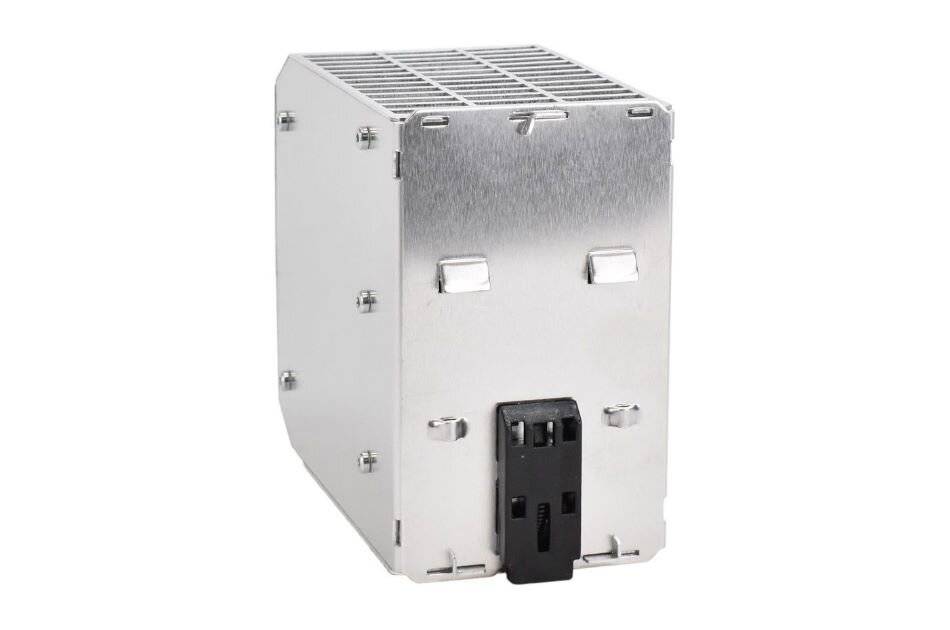 Ein silberfarbenes Metall-Elektrogerät oder Strommodul mit belüftetem Deckel und schwarzem Anschluss, dargestellt auf weißem Hintergrund.