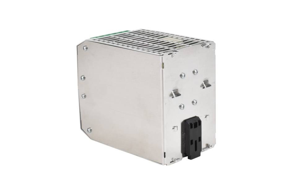 Silbernes Metallgehäuse für Elektronik mit belüftetem Deckel, Seitenschrauben und schwarzem Stromverbinder an der vorderen Kante.