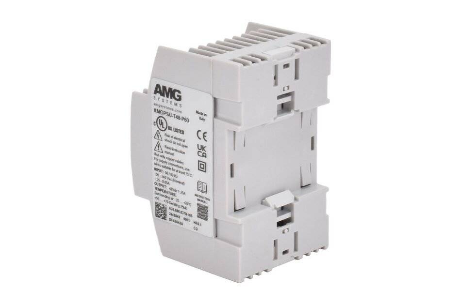 Weißes AMG Elektro-DIN-Schienen-Modul/Netzteil mit belüfteter Oberseite, Seitenetikett und Befestigungsclips auf neutralem Hintergrund