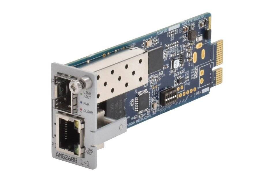 Eine Netzwerkadapterkarte mit Doppelports und Metallhalterung, gezeigt auf weißem Hintergrund.