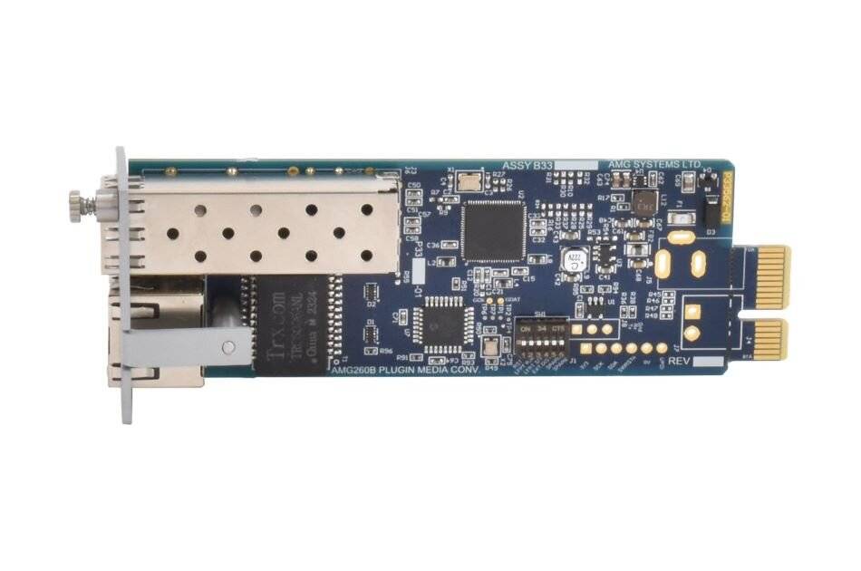 Blaue elektronische Erweiterungskarte mit Metallabschirmungsmodul, Steckverbindern und Kontakten an der Kante auf weißem Hintergrund.