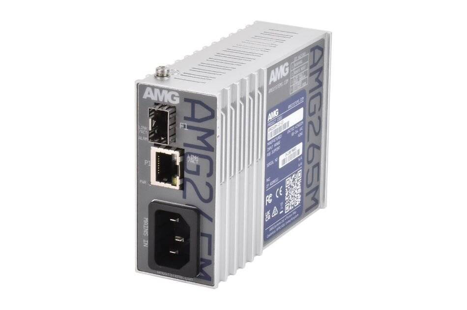 Industrielles AMG 25M-Geräte-Modul mit zwei Netzwerkports und einem Stromanschluss auf einem Gehäuse aus Metall mit Kühlrippen.