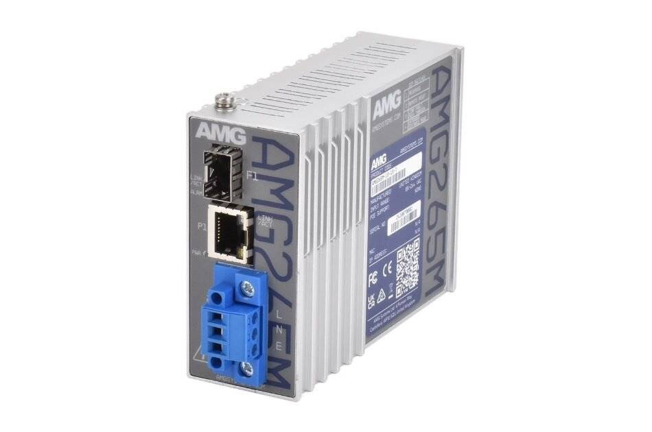 Industrielles AMG-Gerät mit zwei Ethernet-Anschlüssen und blauem Stromversorgungsterminal, dargestellt in einem kompakten Gehäuse mit Rippen aus Metall auf weißem Hintergrund.