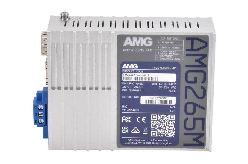 AMG265M Industrielles Kommunikationsgeräte-Modul mit beschrifteter Status-/Spezifikationstafel, QR-Code und blauem Terminalstecker auf der linken Seite.