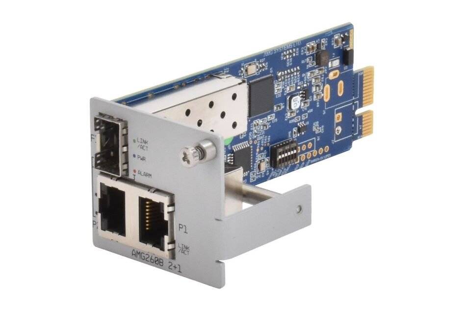Nahaufnahme einer blauen PCIe-Erweiterungskarte mit einer Metallhalterung, zwei Ethernet-Anschlüssen und Steckverbinderkomponenten auf weißem Hintergrund.