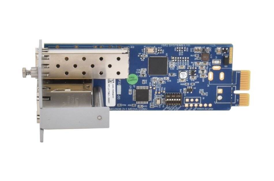 Blaue Leiterplatte mit einem metallgeschirmtem elektronischen Modul und Steckerleiste, gezeigt auf weißem Hintergrund.